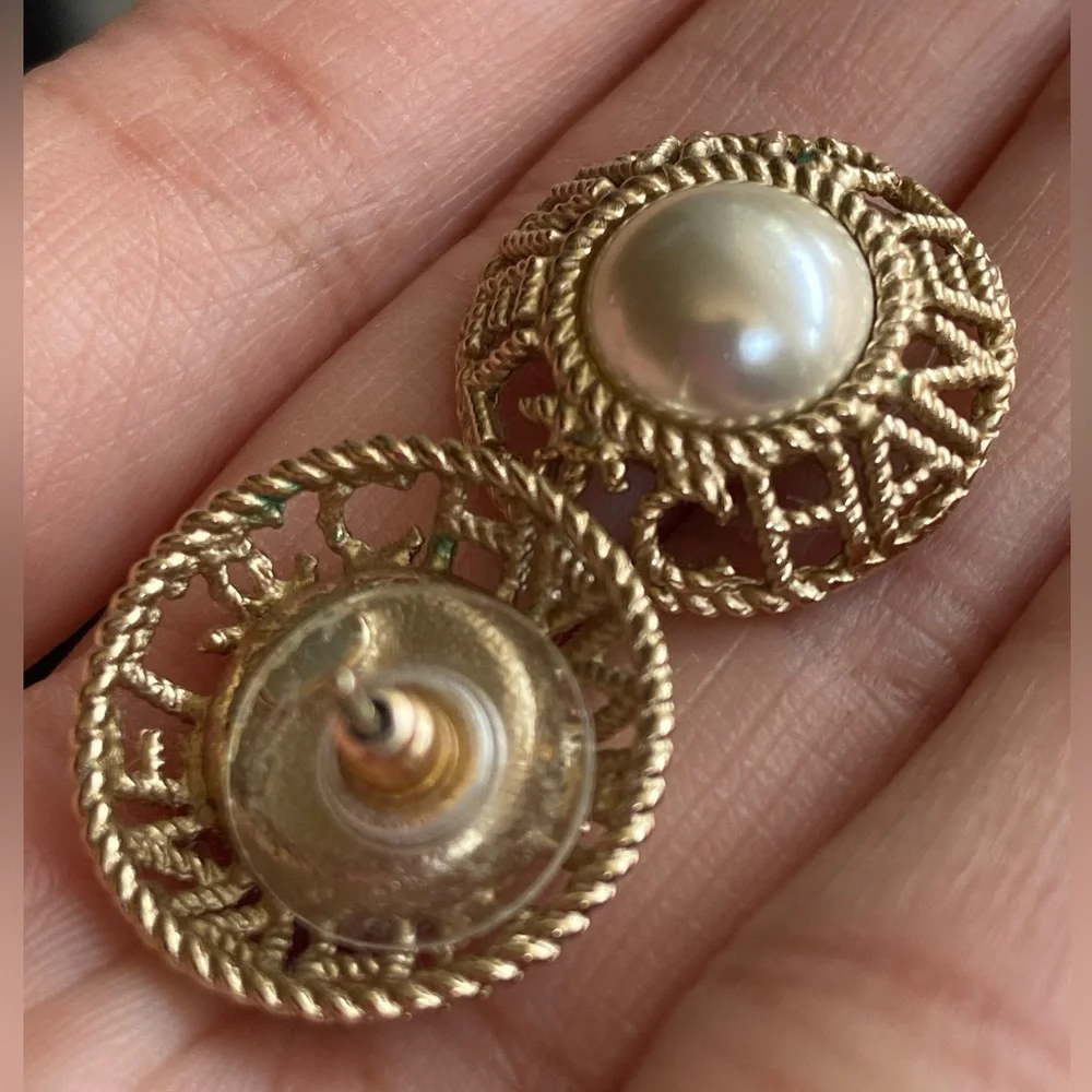 Chanel Pearl Logo Pierced - Picture 4 of 5